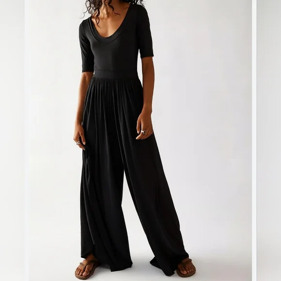 Free People Beach Wide Leg Rosebowl Jumpsuit Black Size Medium - Picture 1 of 12